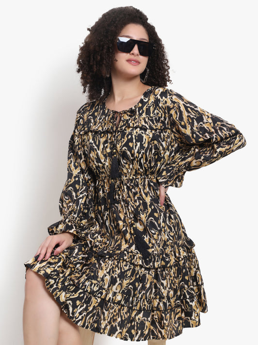 Vestido corto de seda con capas Regal Radiance 