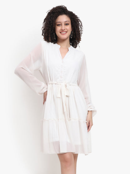 Robe courte en georgette boutonnée sur le devant 